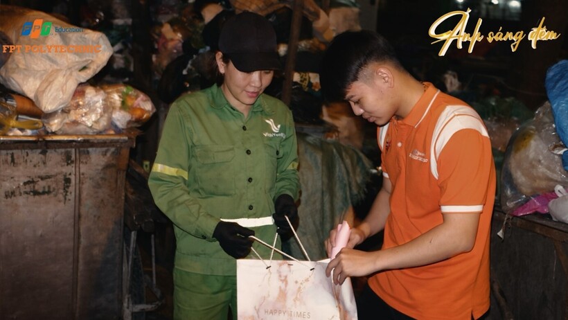 Những phần quà ý nghĩa tri ân sự hy sinh thầm lặng sau tiếng chổi tre.