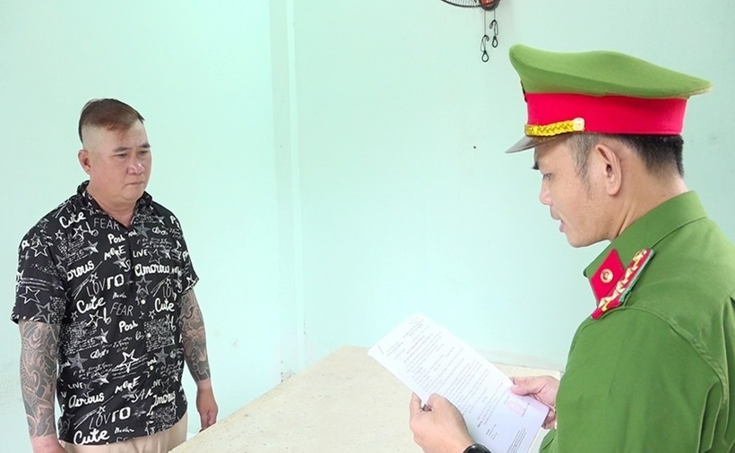 Cơ quan Công an tống đạt các quyết định và lệnh tạm giam đối với Võ Hoàng Hiếu (Hiếu “Xì-po”). (Ảnh: Công an tỉnh An Giang)