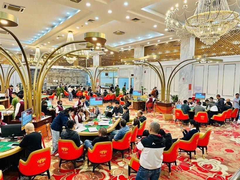 Khám xét tại hiện trường, lực lượng chức năng thu giữ tiền nhân dân tệ và phỉnh, quy đổi trị giá khoảng 720 tỷ đồng tiền Việt Nam, cùng nhiều tang vật liên quan.