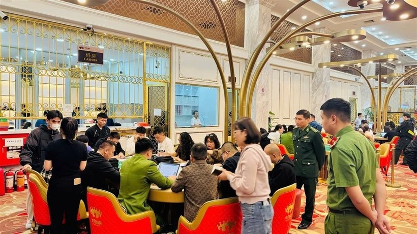 Cảnh sát ập vào sới bạc, bắt giữ các đối tượng
