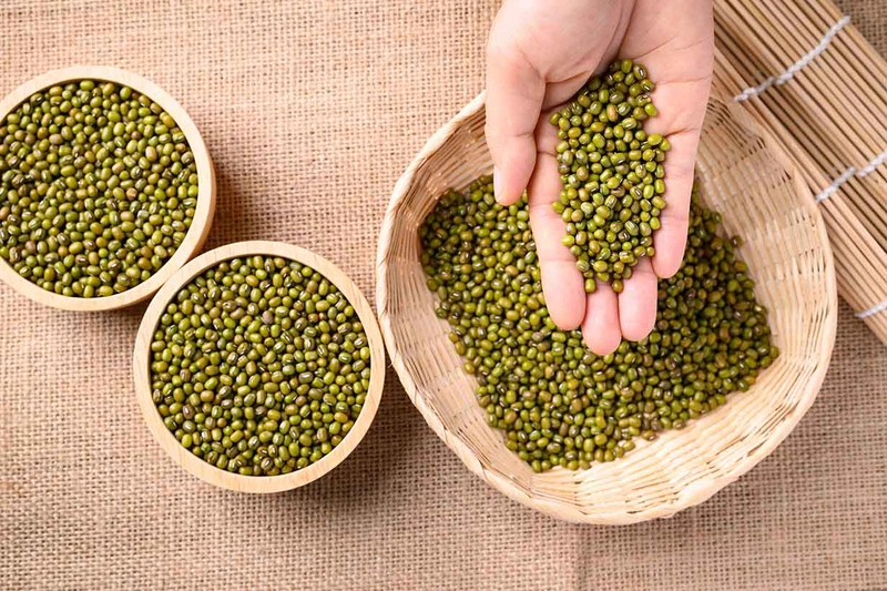Đậu xanh giúp giải quyết các vấn đề do nhiệt độc tích tụ.
