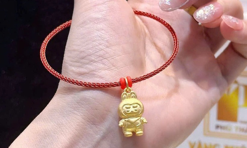 Charm Labubu bằng vàng 24k hút khách dịp 8/3. Ảnh: VnExpress