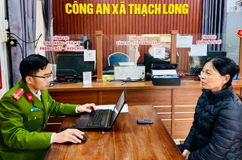 Nhờ sự can thiệp kịp thời của lực lượng Công an, chị L. đã không bị mắc bẫy. Sau khi được giải thích, chị đã hoàn toàn hiểu rõ bản chất vụ việc và đồng ý tuyên truyền lại cho gia đình, hàng xóm để nâng cao cảnh giác. Ảnh: Công an Hà Tĩnh