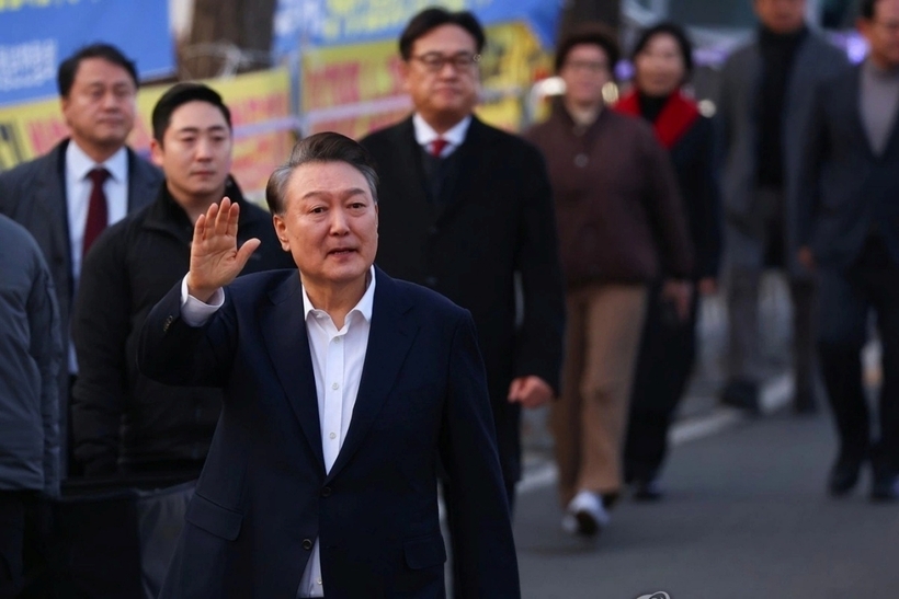Tổng thống Yoon Suk-yeol rời khỏi Trại giam Seoul vào chiều 8/3 và trở về dinh thự tổng thống. Ảnh: Yonhap