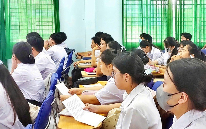 Việc giáo viên nhận tiền dạy thêm học sinh chính khóa là vi phạm, dù giáo viên nhận số tiền đó trực tiếp từ cha mẹ học sinh hay gián tiếp thông qua cơ sở dạy thêm.