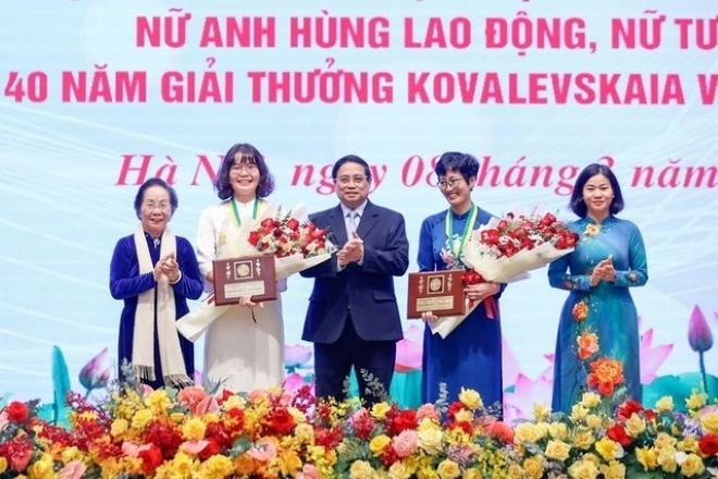 Thủ tướng trao Giải thưởng Kovalevskaia năm 2024 được trao cho 2 cá nhân: PGS.TS Nguyễn Minh Tân và PGS.TS Đặng Thị Mỹ Dung (Ảnh: VGP).