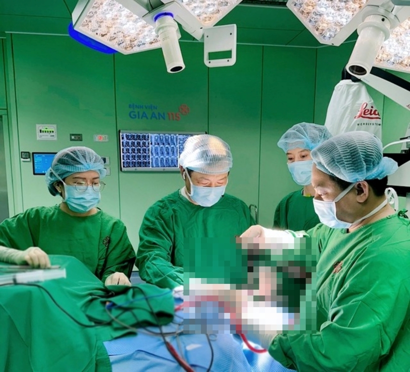 Các bác sĩ tiến hành phẫu thuật cho người bệnh. Ảnh: Người Lao Động