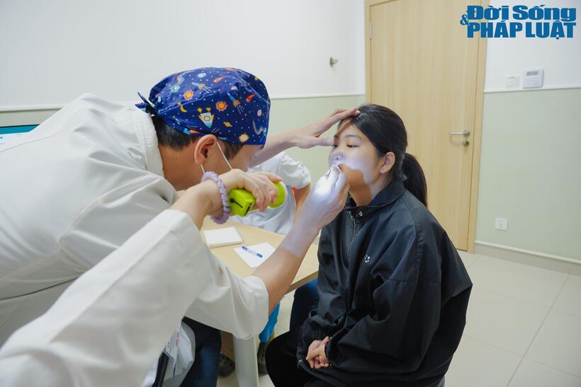 Hòa mang trên mình dị tật sứt môi, hở hàm ếch toàn phần khiến việc ăn uống, giao tiếp trở nên vô cùng khó khăn