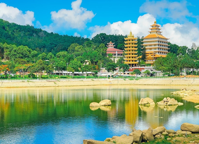 Dãy Thất Sơn, hay còn được biết đến với tên gọi Bảy Núi, là một vùng núi nằm ở phía tây tỉnh An Giang.