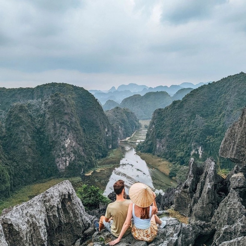 Ngắm cảnh Tam Cốc từ một góc nhìn khác, thư giãn và tận hưởng không khí trong lành.