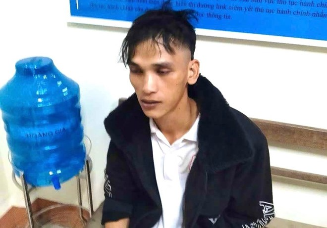 Công an bắt giữ đối tượng Ksor Hinh để làm rõ hành vi đánh cháu nhỏ gây thương tích nặng. Ảnh: Lao Động