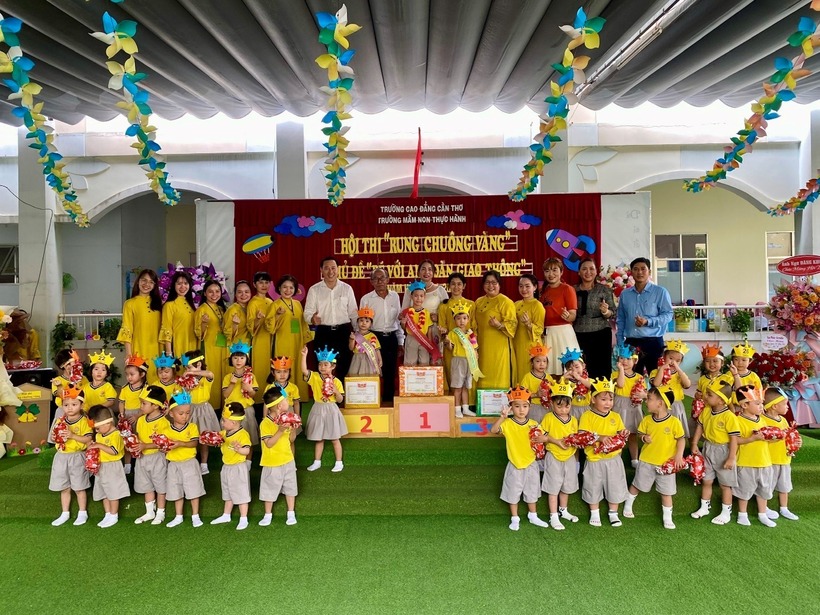Luật gia Lê Quốc Trung, Chủ tịch Hội Luật gia Tp.Cần Thơ cùng Nhà giáo Ưu tú,ThS. Nguyễn Thị Thùy Trang, Hiệu trưởng nhà trường, chụp ảnh lưu niệm với các đại biểu và giáo viên