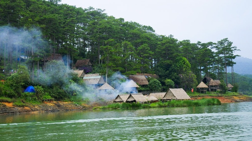 Một trải nghiệm được nhiều nhóm bạn hay các gia đình trẻ ưa chuộng chính là cắm trại hồ Tuyền Lâm.