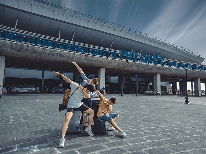 Bạn có thể di chuyển đến Bãi Dài bằng xe máy, ô tô hoặc taxi hoặc máy bay.