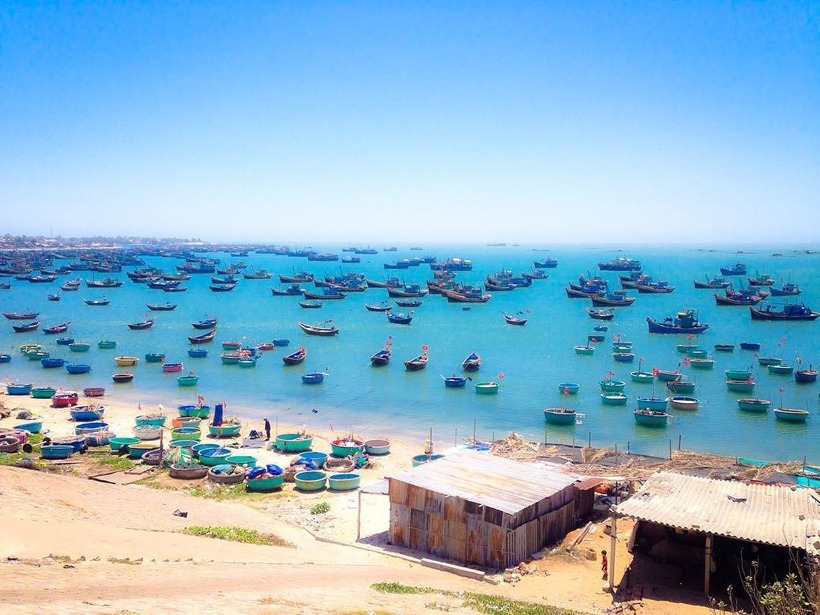 Không gì tuyệt vời hơn khi được ngắm nhìn khoảnh khắc bình minh ló dạng trên biển Mũi Né.
