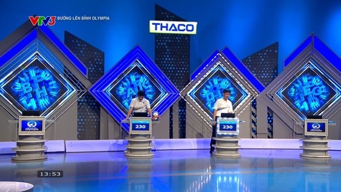 Hai thí sinh Quang Tùng và Nhật Lam phải trải qua câu hỏi phụ. Ảnh: Báo Tiền phong.