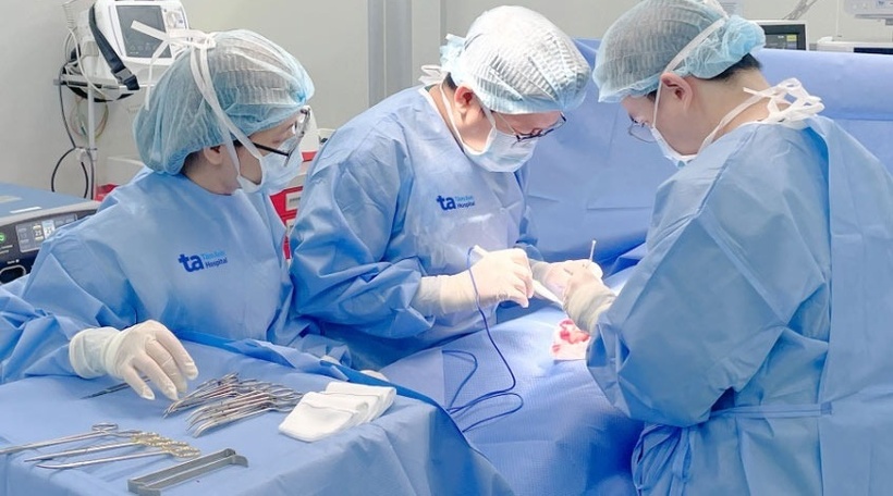 Các bác sĩ tiến hành phẫu thuật cho bệnh nhân. Ảnh: BVCC.