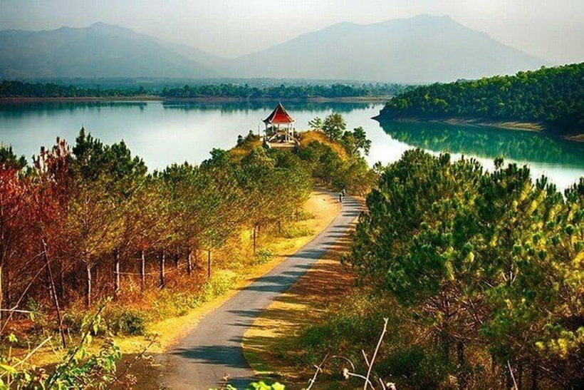 Mùa khô (từ tháng 11 đến tháng 4) là thời điểm lý tưởng nhất để du lịch Gia Lai, vì thời tiết khô ráo, mát mẻ và ít mưa.