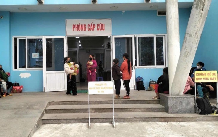 Nhiều trường hợp trẻ sốt cao được đưa vào bệnh viện điều trị. Ảnh: Báo Tuổi trẻ.