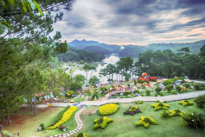 Nếu du khách vẫn chưa biết Thung Lũng Tình Yêu có gì, bạn có thể ghé thăm hồ Đa Thiện, nằm ở khu vực bến thuyền.