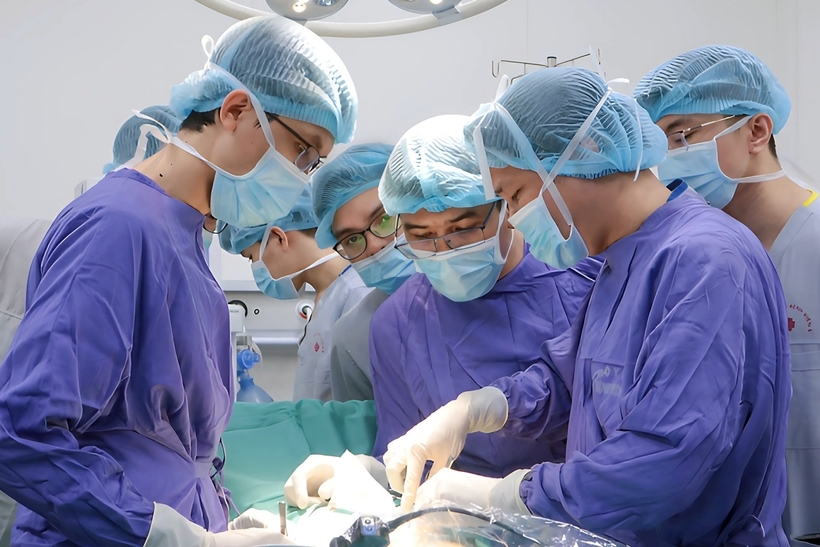 Các bác sĩ phẫu thuật cho người bệnh. Ảnh: VietNamNet