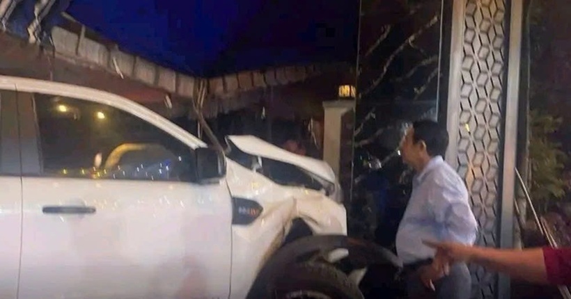 Xe máy nằm kẹt dưới gầm container. Ảnh: Báo Nhà báo và Công luận.