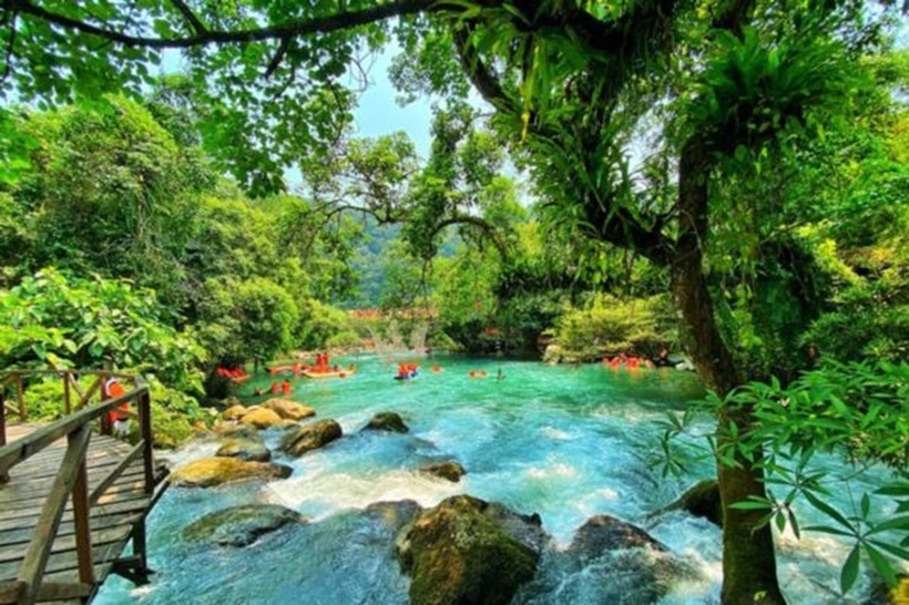 Tận hưởng không khí trong lành, ngắm nhìn cảnh quan thiên nhiên hùng vĩ.