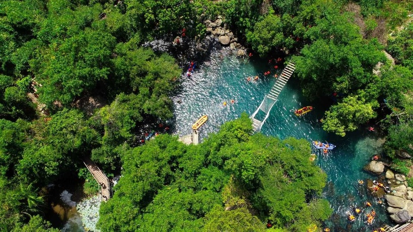 Suối Nước Moọc mang trong mình vẻ đẹp hoang sơ, kỳ vĩ mà không nơi nào có được.