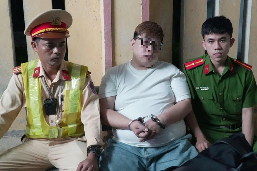 Đối tượng Trần Quang L. bị lực lượng cảnh sát giao thông bắt giữ. (Ảnh: Công an Quảng Ngãi)