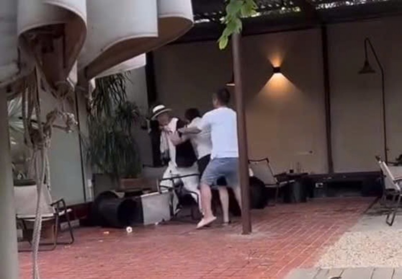 Hai người đàn ông xô xát tại quán cà phê. Ảnh: Báo Người Lao Động.