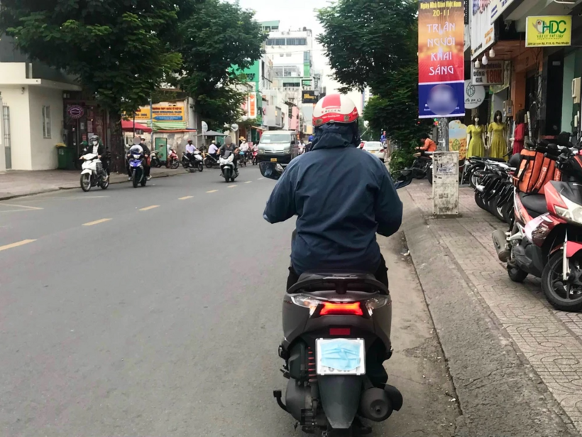 Theo quy định mới, việc che biển số xe để tránh bị phạt nguội không chỉ khiến người vi phạm đối mặt với mức phạt tiền cao, mà còn ảnh hưởng trực tiếp đến điểm giấy phép lái xe. Ảnh minh hoạ