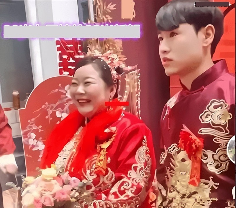 Con trai dẫn bạn gái về, bố mẹ "đừng hình" vì tưởng là bà thông gia. Ảnh: Sohu.