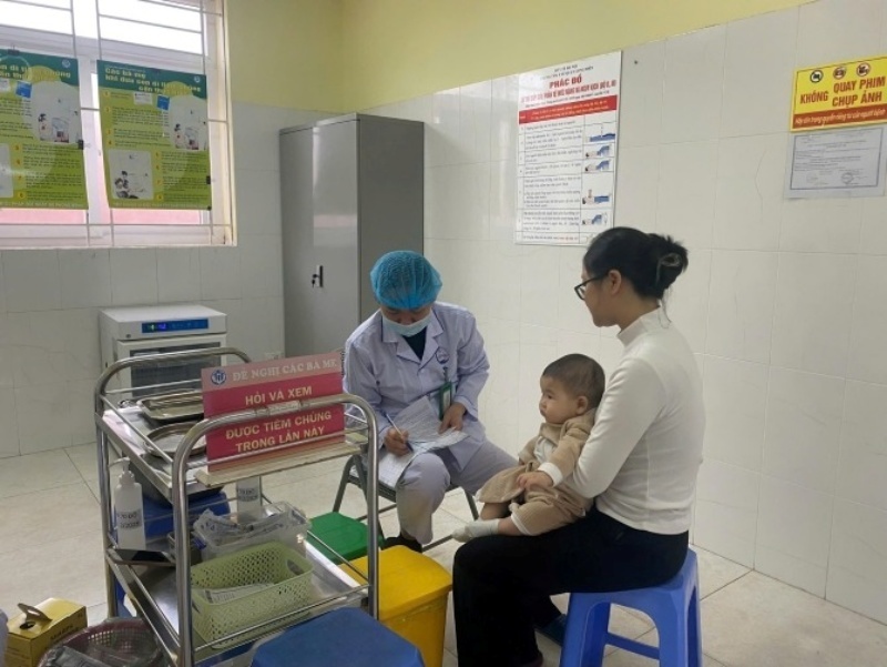Các quận, huyện triển khai chiến dịch tiêm chủng vắc xin phòng bệnh sởi. Ảnh: CDC Hà Nội.