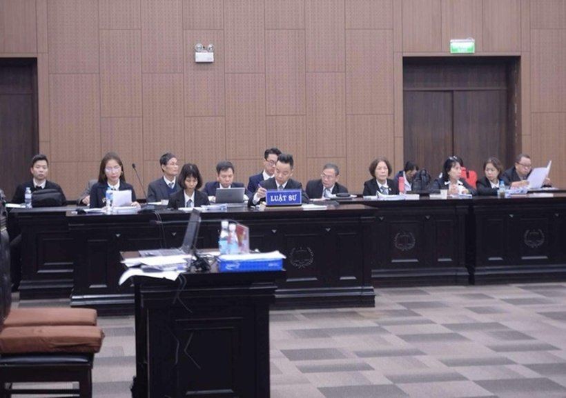 Các luật sư tham gia phiên tòa xử 8 bị cáo trong vụ cháy chung cư mini làm 56 người chết. (Ảnh: Tuổi trẻ)