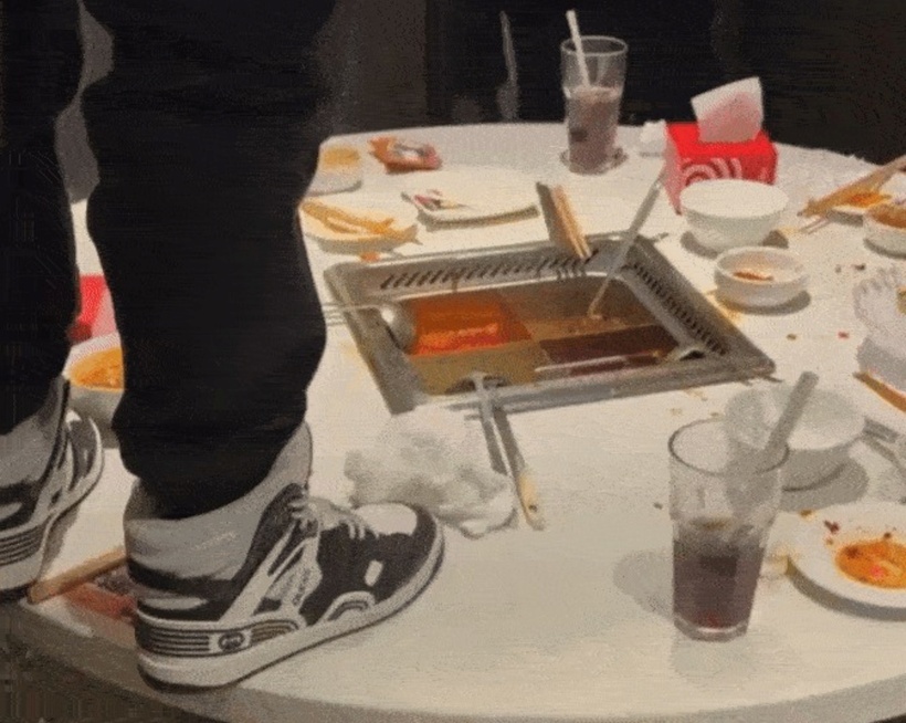 Cảnh người đàn ông được cho là đi tiểu vào nồi lẩu đang sôi, đã gây phẫn nộ lớn trên mạng xã hội. Ảnh: Singtao.