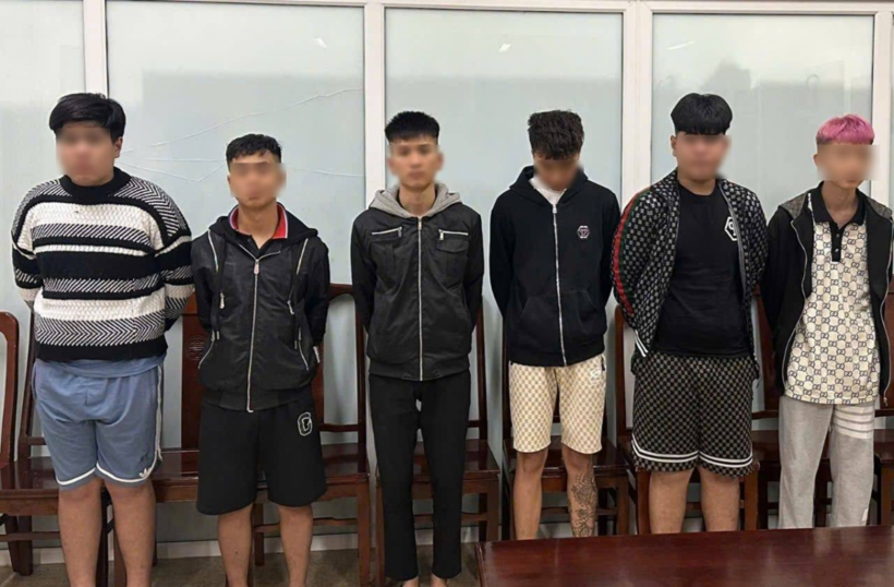 6 đối tượng gây ra nhiều vụ trấn lột tài sản của người đi đường ở Huế bị cơ quan công an bắt giữ. Ảnh: VOV