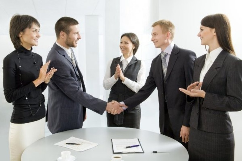 Phiên dịch viên đóng vai trò cầu nối ngôn ngữ, giúp những người không cùng ngôn ngữ giao tiếp hiệu quả. Ảnh minh hoạ.