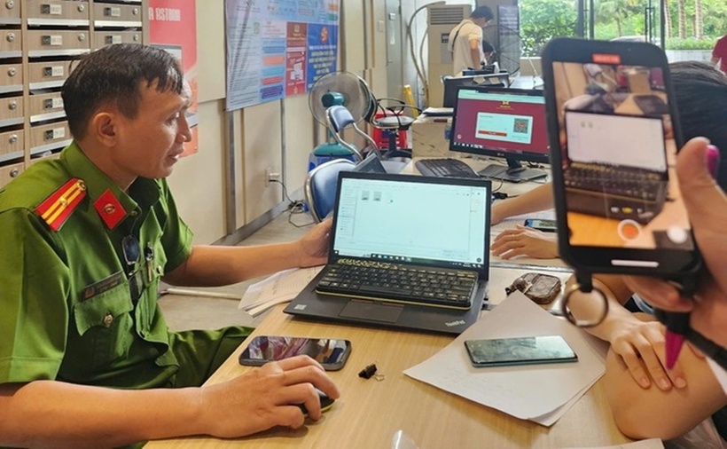 Cán bộ Công an P.Bình Trưng Tây (TP.Thủ Đức, TP.HCM) hướng dẫn, hỗ trợ người dân đăng ký thường trú, tạm trú qua dịch vụ công trực tuyến. (Ảnh: Thanh niên)
