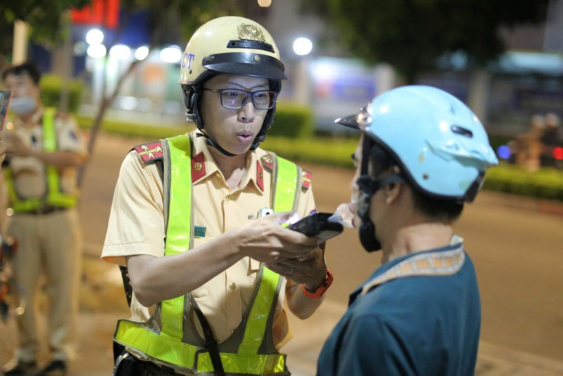 Tổ địa bàn Quận 11 (thuộc Đội CSGT Bàn Cờ, Phòng PC08) lập chốt kiểm tra nồng độ cồn trên địa bàn được đảm trách. Ảnh: Lao Động