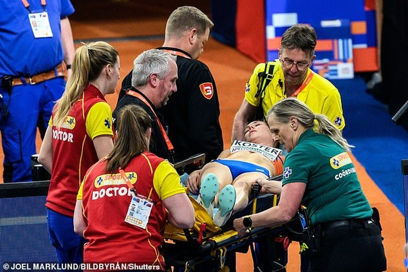 Nhân viên y tế có mặt đưa Koster ra khỏi đường chạy và tiến hành sơ cứu. Ảnh: Daily Mail.