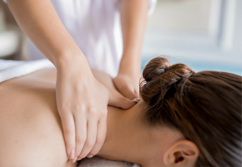 Sai lầm khi massage cổ vai gáy, người phụ nữ phải nhập viện cấp cứu. Ảnh minh họa.