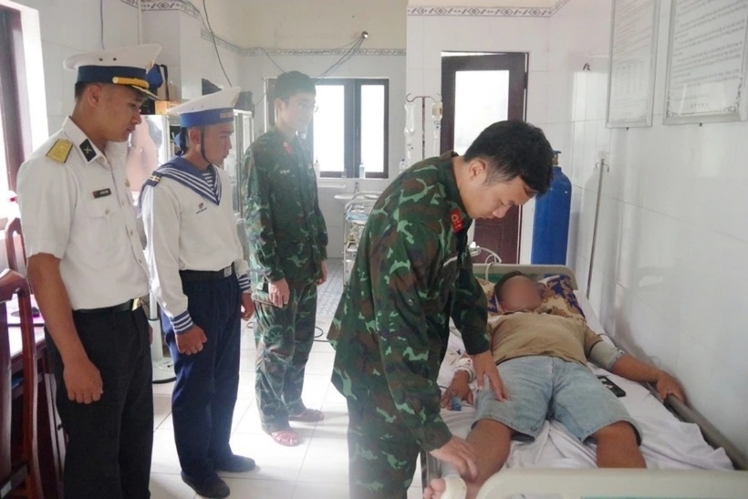 Các y, bác sĩ bệnh xá Trường Sa chỉ định lưu bệnh nhân tại đảo để tiếp tục theo dõi, điều trị. Ảnh: TTXVN