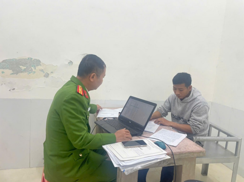 Đối tượng Trương Xuân Thảo tại cơ quan công an. Ảnh: Tuổi Trẻ Thủ Đô
