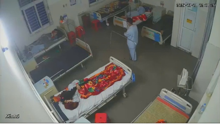 Trương Xuân Thảo đóng giả bệnh nhân lẻn vào phòng bệnh trộm điện thoại. Ảnh: Gia Đình & Xã hội
