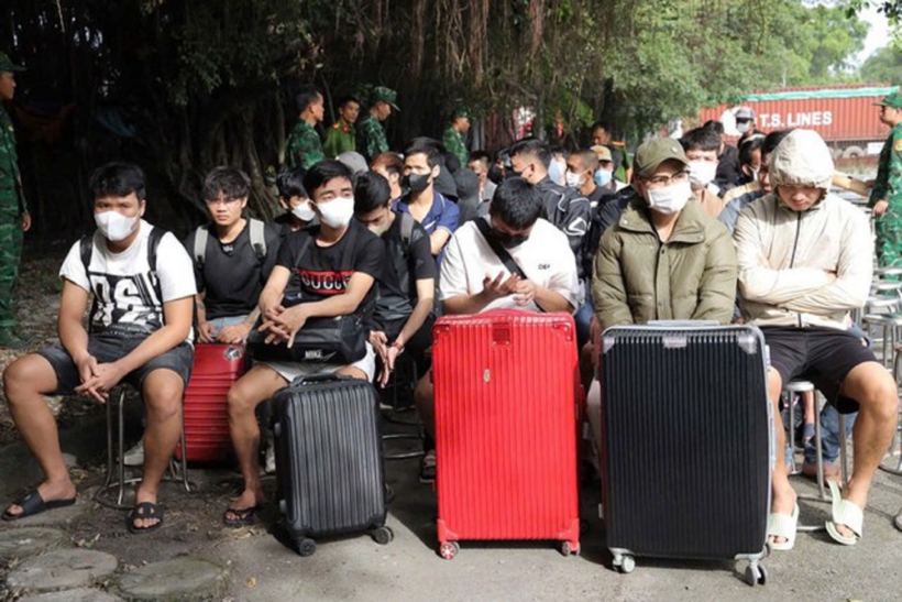 Công an tỉnh Tây Ninh tiếp nhận hàng trăm nạn nhân bị lừa bán sang Campuchia với thủ đoạn “việc nhẹ lương cao”. (Ảnh:NLĐ)