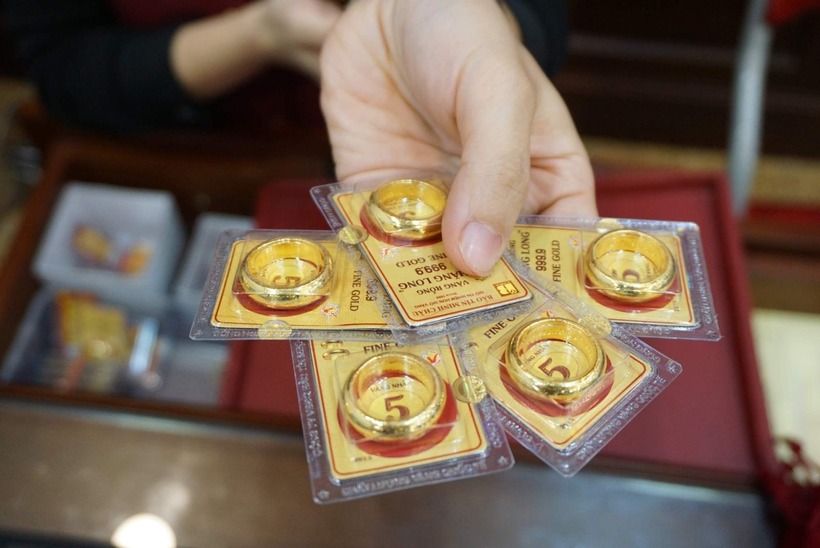Chênh lệch giá mua, giá bán của vàng nhẫn 9999 có thể thay đổi tùy theo từng thời điểm, khiến nhiều người đặt câu hỏi: Ai được quyền quyết định mức chênh lệch này? Ảnh minh họa