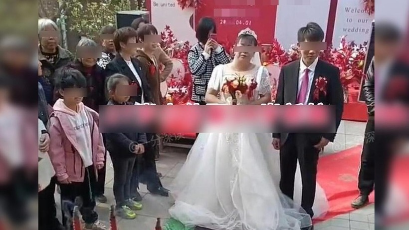 Chàng trai trẻ "cắn răng" kết hôn với vợ hơn 27 tuổi. Ảnh: Saostar.