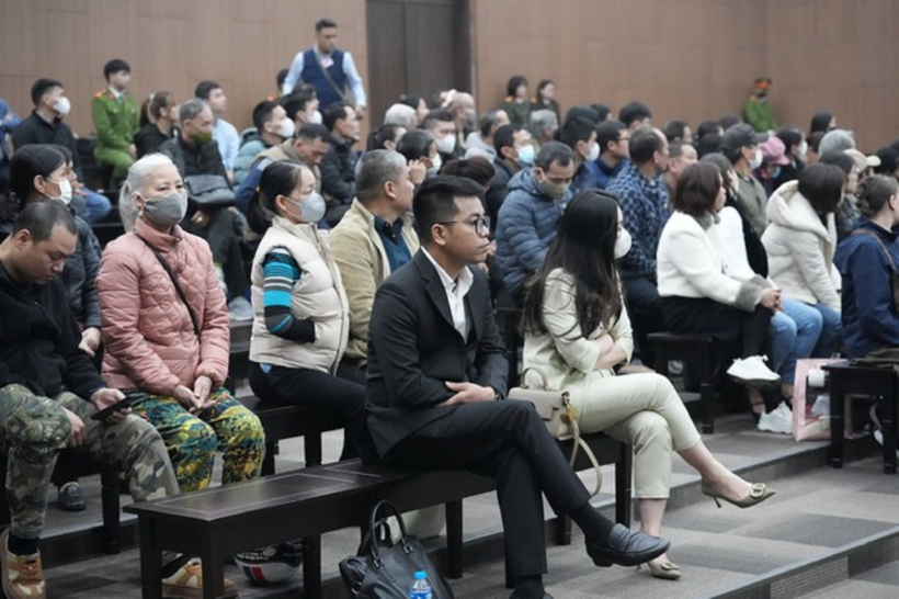 Nhiều bị hại, người liên quan có mặt tại phiên xử. Ảnh: Tiền Phong