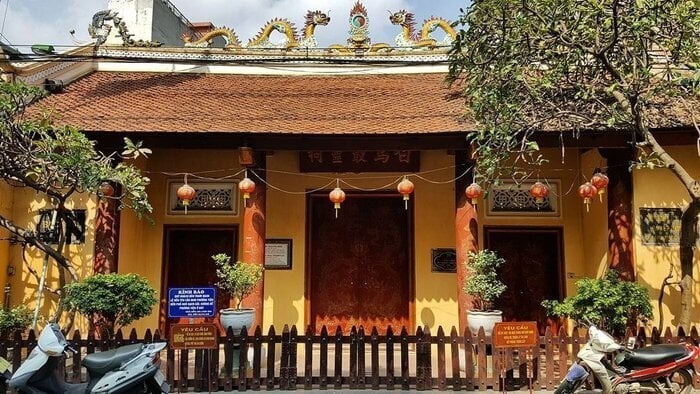 Đền Bạch Mã tọa lạc tại số 76 phố Hàng Buồm, quận Hoàn Kiếm, Hà Nội.