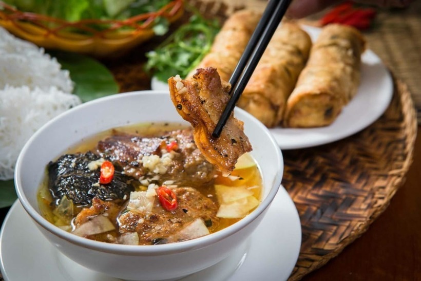 Bún chả Hàng Buồm là món ăn đặc trưng nổi tiếng của Hà Nội.